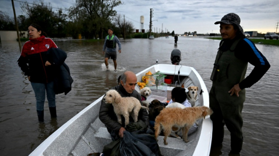 Mais de mil pessoas são evacuadas por fortes chuvas na Argentina