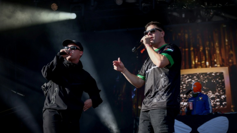 El grupo de rap Kneecap critica la situación en Gaza durante un concierto en París