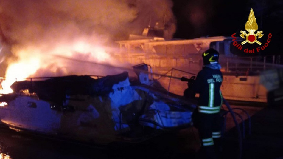 Barca a fuoco, muore una turista, grave il suo compagno