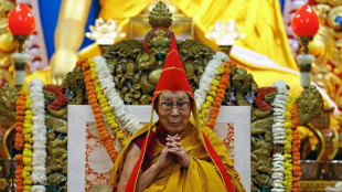 Dalai Lama reza pela paz e a compaixão no aniversário de 90 anos