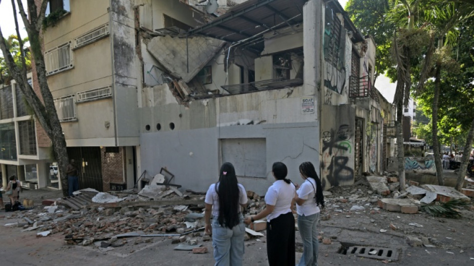 Socorristas buscam sobreviventes de terremoto que matou 132 na Col&ocirc;mbia