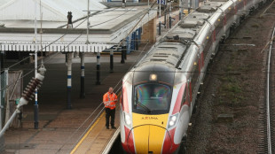 Messerangriff in Zug in England: Polizei pr&uuml;ft Zusammenhang mit anderen Taten