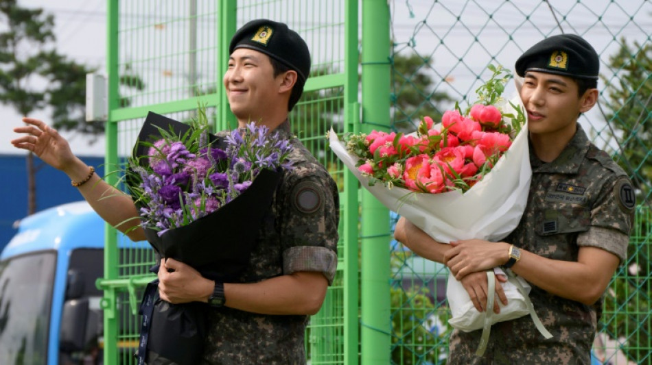 Deux membres de BTS accueillis entre cris et larmes par leurs fans &agrave; leur d&eacute;part de l'arm&eacute;e