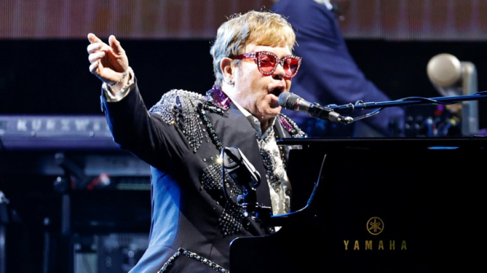 Des fans et des paillettes pour les adieux d'Elton John au public britannique &agrave; Glastonbury