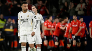 Mbapp&eacute; f&uuml;r Untersuchungen am Knie in Paris