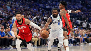 Mavericks ganan a Rockets en la pr&oacute;rroga con 48 puntos de Irving
