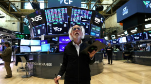 Wall Street fl&eacute;chit, lest&eacute;e par les prix &agrave; la production am&eacute;ricains