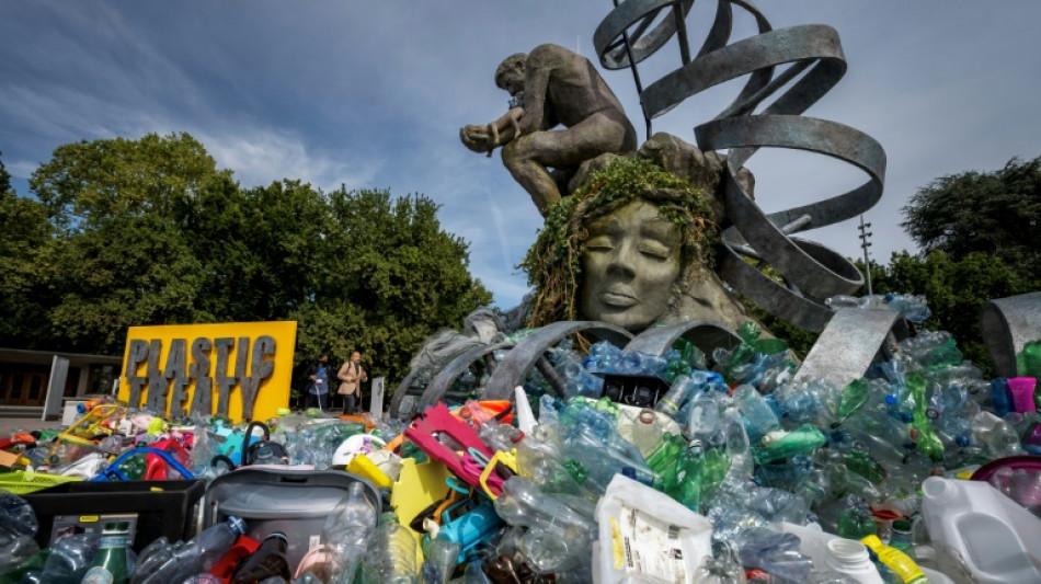 Devant le si&egrave;ge europ&eacute;en de l'ONU, une sculpture du "Penseur" d&eacute;nonce le fardeau du plastique