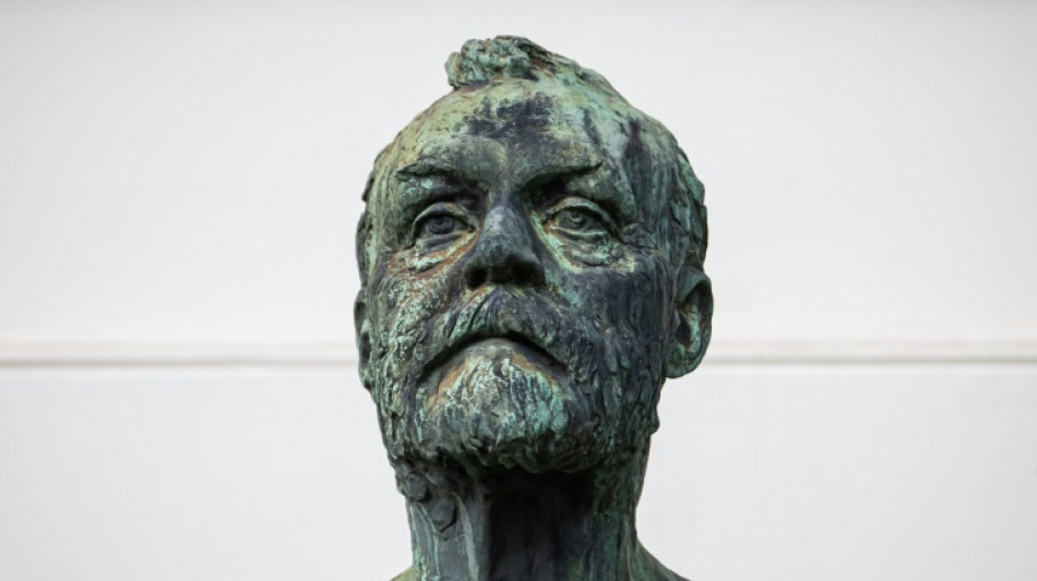 "Cape d'invisibilit&eacute;" et microscope de l'infiniment petit cit&eacute;s pour le Nobel de physique