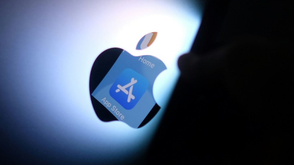 US judge says Apple defied order in App Store case