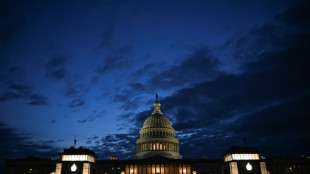 Senado dos EUA controlado por republicanos avança com cortes de impostos de Trump