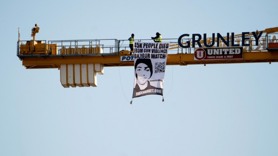 Padre de una v&iacute;ctima de Parkland se sube a un gr&uacute;a y pide a Biden frenar las armas  