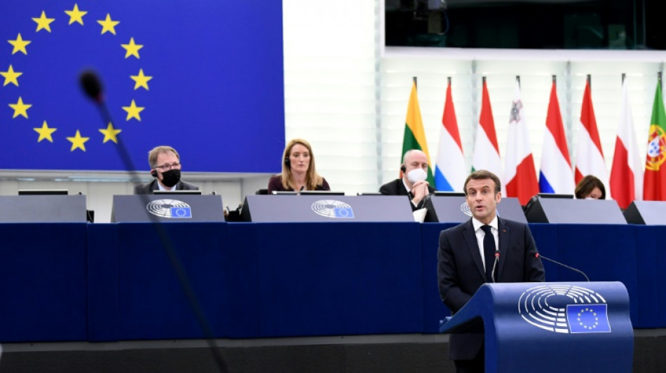 Pr&eacute;sidentielle: Macron d&eacute;fend l'&Eacute;tat de droit europ&eacute;en, l'opposition l'&eacute;trille