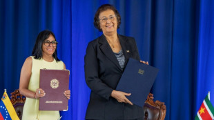 Venezuela firma acuerdo de asistencia en hidrocarburos con Surinam