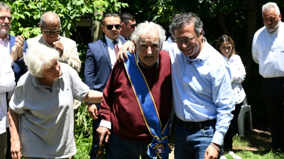 Petro otorga a Mujica m&aacute;xima condecoraci&oacute;n colombiana en visita a Uruguay 