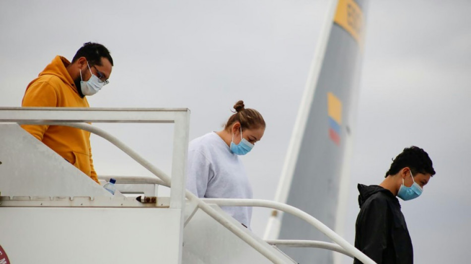 Colombianos deportados por EEUU llegan a Bogot&aacute; tras crisis con Trump