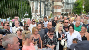 Obs&egrave;ques d'Alain Delon: "Comme l'enterrement d'un grand parrain en Sicile", selon Nicole Calfan