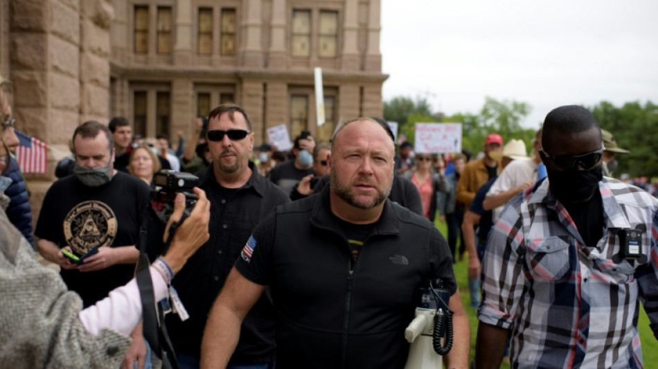 Un te&oacute;rico de la conspiraci&oacute;n en el caso de Sandy Hook deber&aacute; pagar una indemnizaci&oacute;n de 4,1 millones de d&oacute;lares