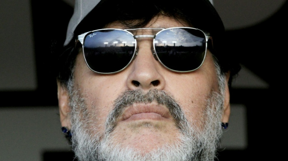 Embargan a hermanas y abogado de Maradona por presunto fraude en el manejo de su marca