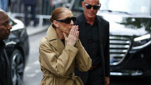 C&eacute;line Dion singt mit Fans vor ihrem Pariser Hotel