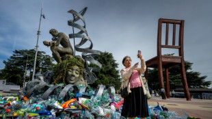 Una escultura de "El pensador" frente a la ONU para denunciar la contaminación por plásticos