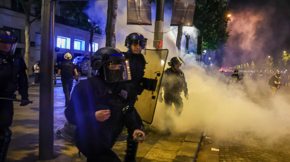 Due morti, 559 arresti bilancio scontri Parigi nel dopo-partita