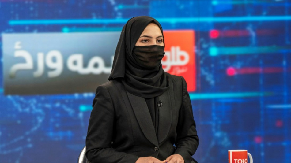 Las presentadoras de TV en Afganist&aacute;n se cubren el rostro para salir al aire