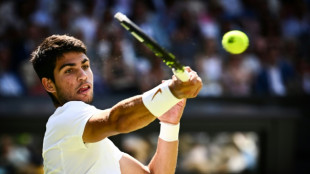 Alcaraz no brilla pero avanza en Wimbledon, Swiatek le acompa&ntilde;a
