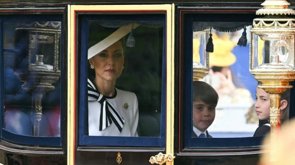 Kate, souriante, fait son retour en public &agrave; la parade d'anniversaire de Charles III