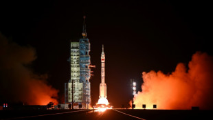 Miss&atilde;o com tr&ecirc;s tripulantes chineses decola rumo &agrave; esta&ccedil;&atilde;o espacial Tiangong