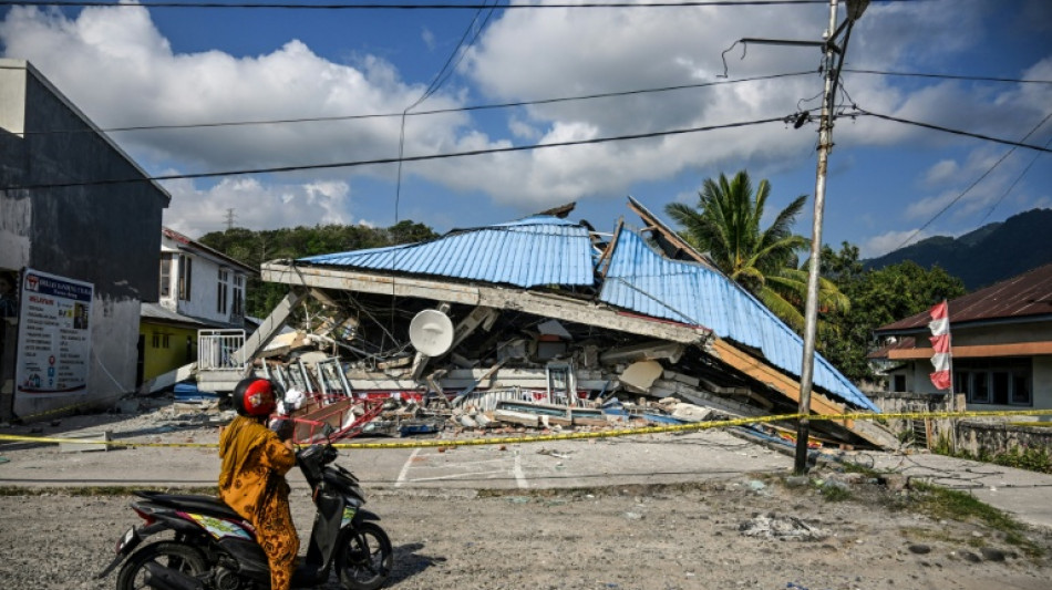 "Gouvernement, ouvre les yeux", exhorte l'un des pr&egrave;s de 13.000 d&eacute;plac&eacute;s du s&eacute;isme en Indon&eacute;sie