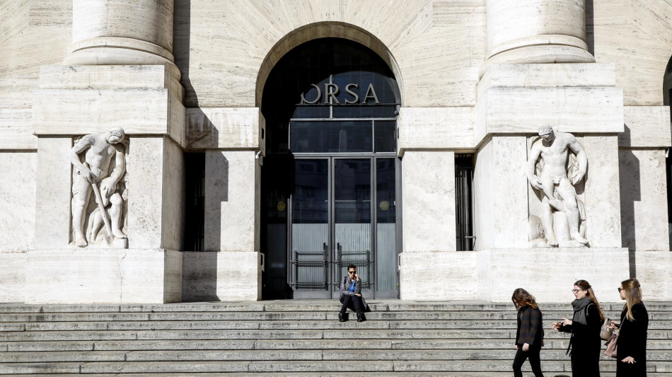 Borsa: Milano chiude in lieve rialzo e aggiorna i massimi
