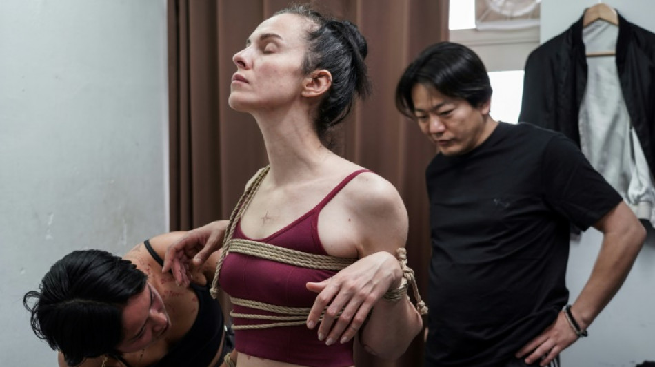 "Cr&eacute;er du lien": un artiste japonais noue les espaces et les corps avec des cordes