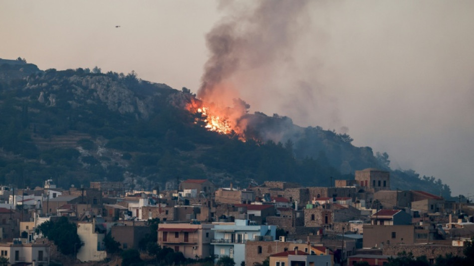 M&aacute;s de 4.000 hect&aacute;reas devastadas por las llamas en la isla griega de Qu&iacute;os