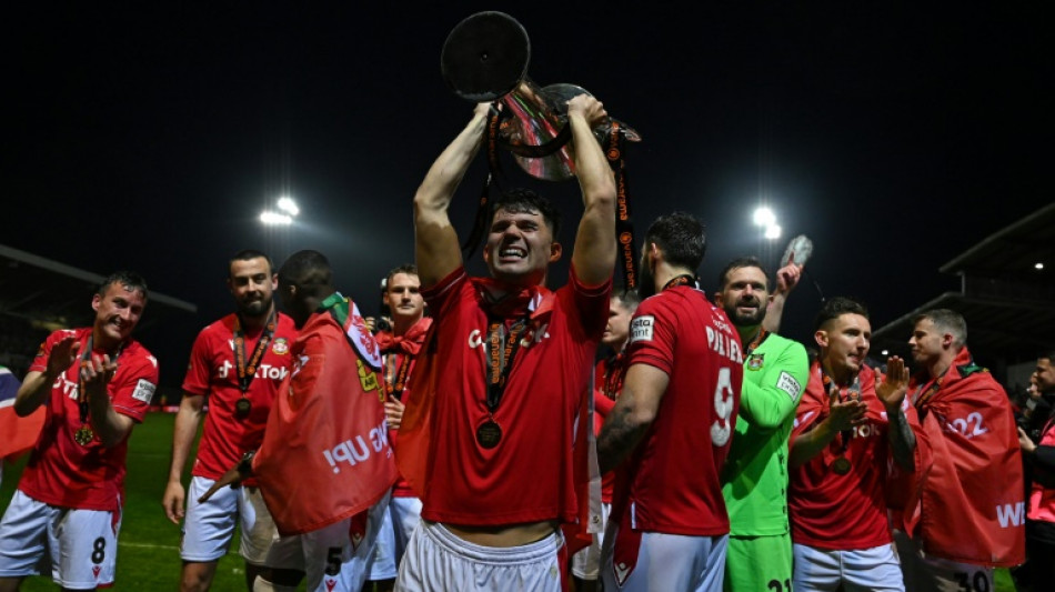 Wrexham, clube do ator Ryan Reynolds, sobe para quarta divis&atilde;o inglesa