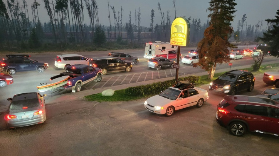 Incendio forestal avanza y destruye parte de ciudad tur&iacute;stica canadiense de Jasper 