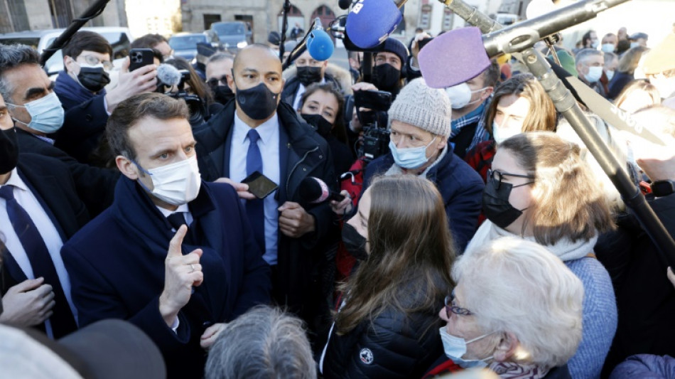 Hausse des carburants: Macron &eacute;voque de nouvelles mesures mais doute d'un impact rapide