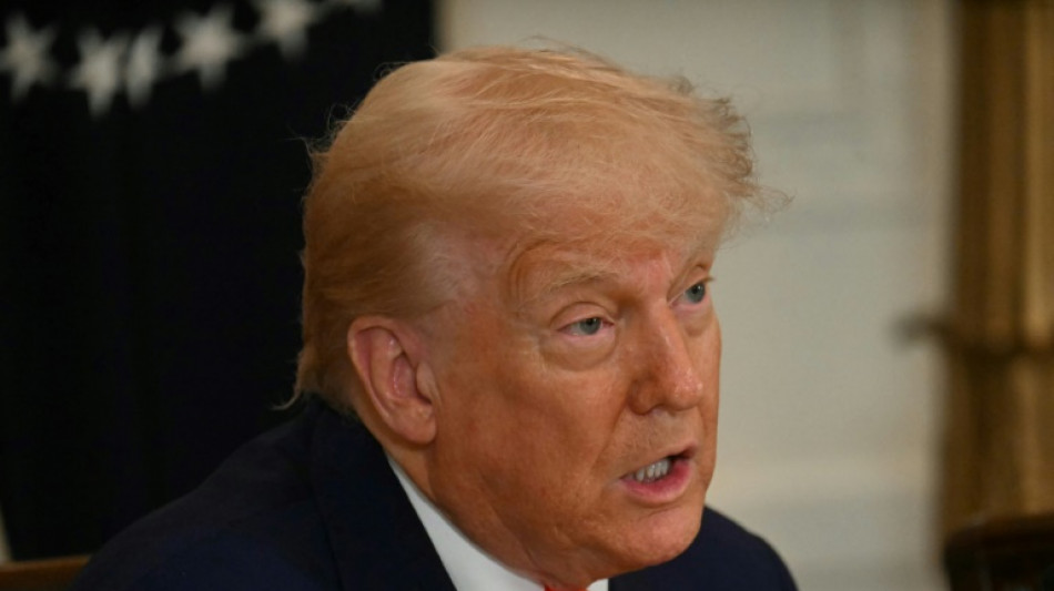 Trump retoma guerra comercial com UE e amea&ccedil;a fabricantes de celular