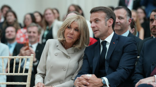 Udienza a Parigi per fake news su sessualit&agrave; Brigitte Macron
