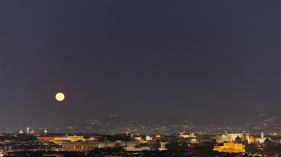 In arrivo la miniluna, la Luna piena pi&ugrave; distante del 2025
