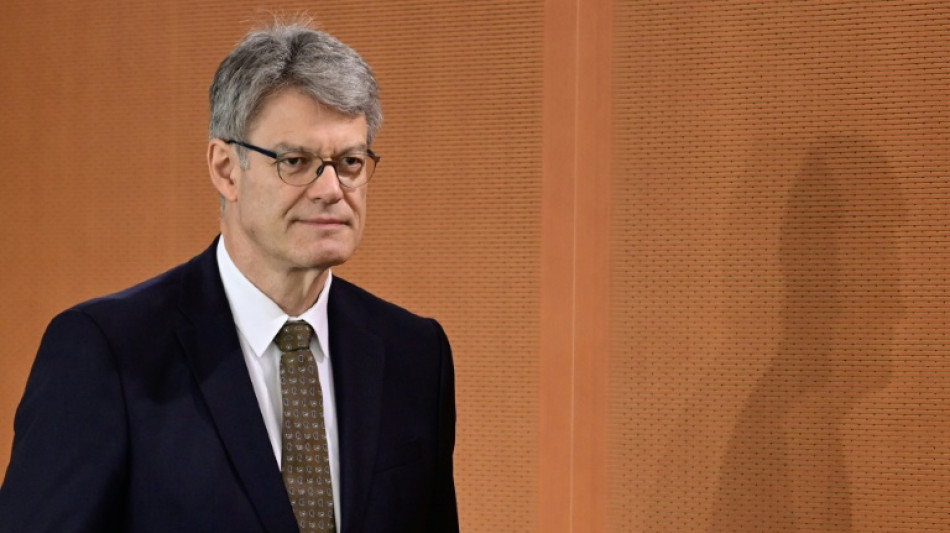 Flug-Verspätung: Minister Schnieder für Entschädigung ab drei Stunden