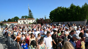 "Nous sommes Mélanie": marche blanche pour la surveillante poignardée
