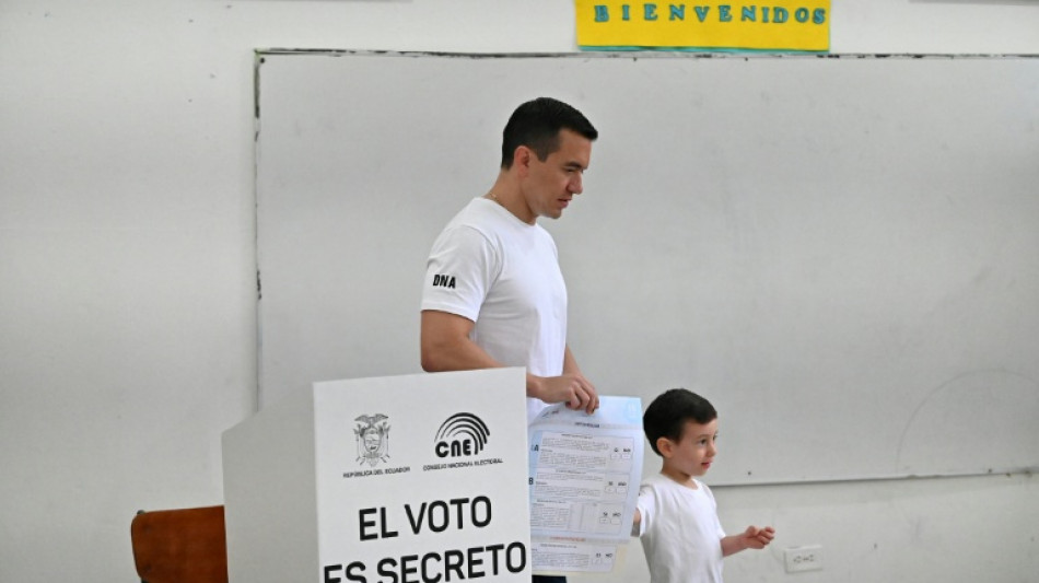 Ecuador vota sobre el regreso de las bases militares extranjeras y la nueva Constitución