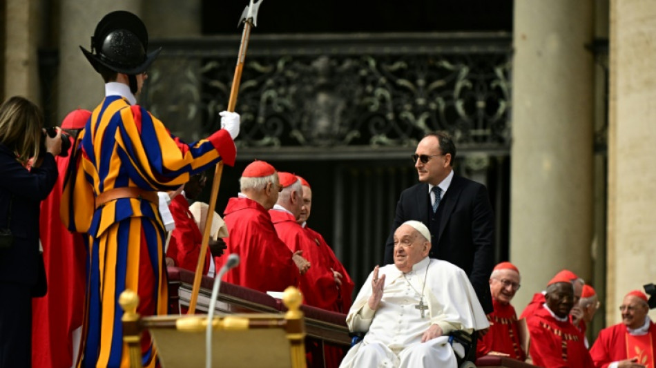El papa Francisco se da un ba&ntilde;o de multitudes improvisado en la plaza de San Pedro
