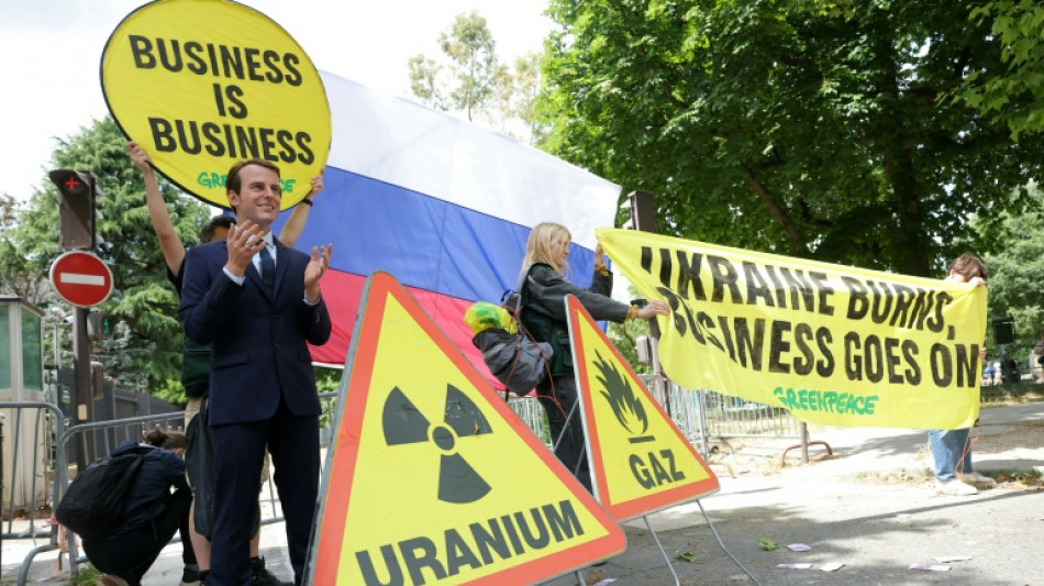 Vol de la statue de Macron au mus&eacute;e Gr&eacute;vin: deux militants de Greenpeace pr&eacute;sent&eacute;s &agrave; un juge d'instruction