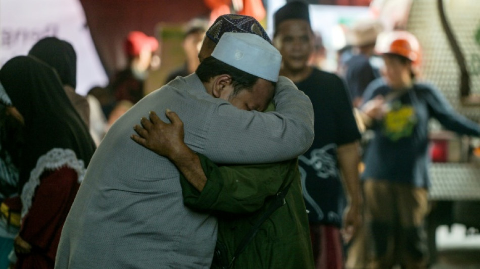 Ecole effondr&eacute;e en Indon&eacute;sie: 59 personnes encore pi&eacute;g&eacute;es, des centaines de proches dans l'angoisse