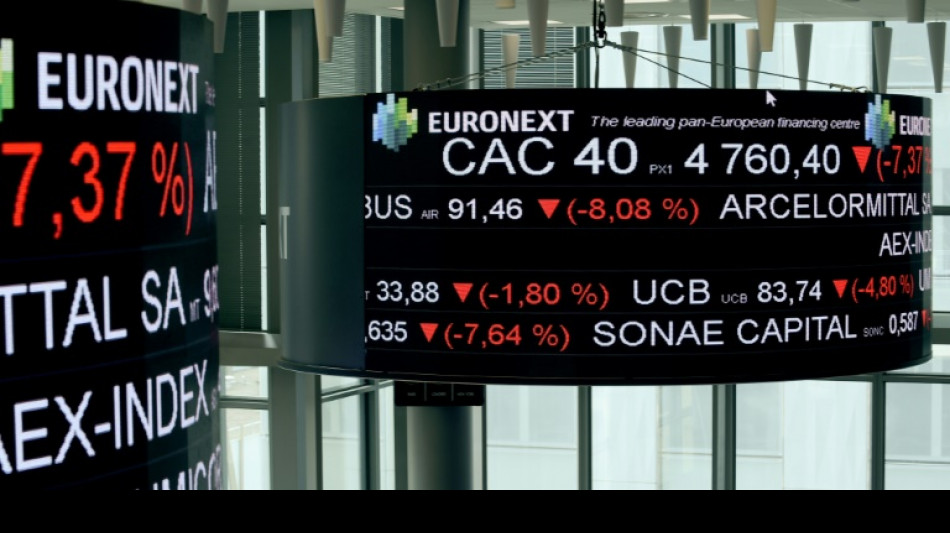 La Bourse de Paris conclut une semaine de pertes, marqu&eacute;e par le retour du risque politique