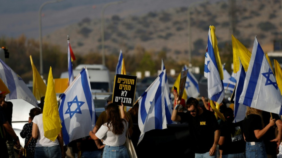 Manifestantes em Israel pedem acordo sobre ref&eacute;ns antes de reuni&atilde;o de gabinete