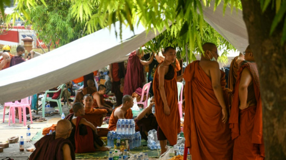 Rezos y l&aacute;grimas para los monjes atrapados bajo los escombros tras el sismo en Birmania