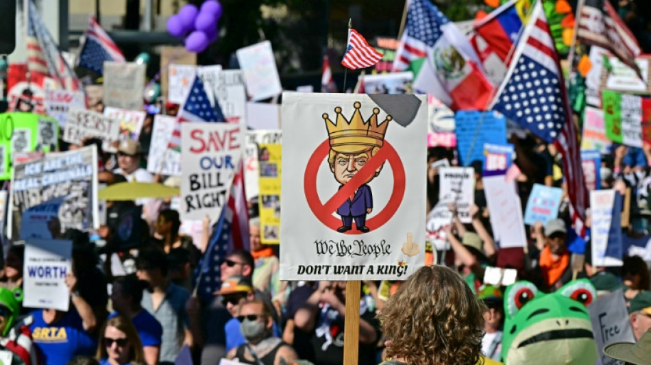 "No a los reyes", el lema de las masivas protestas contra Trump en EEUU